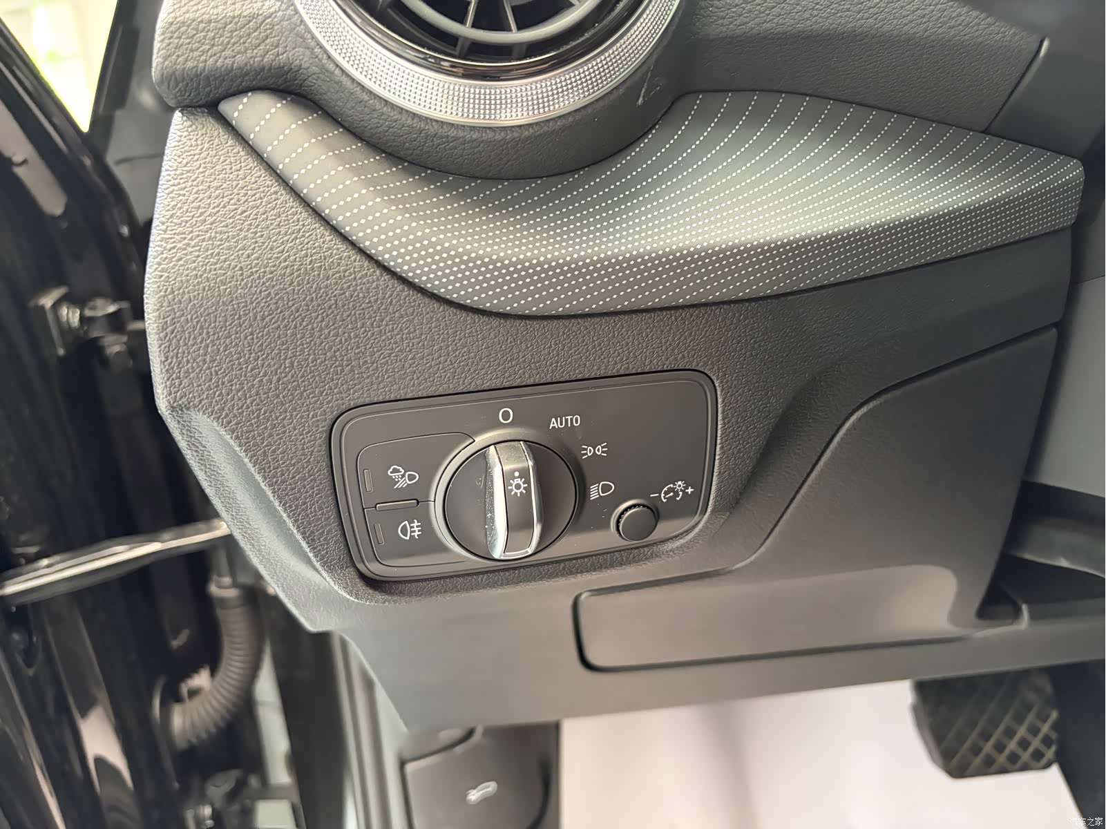 Audi Q2L, 2025 14