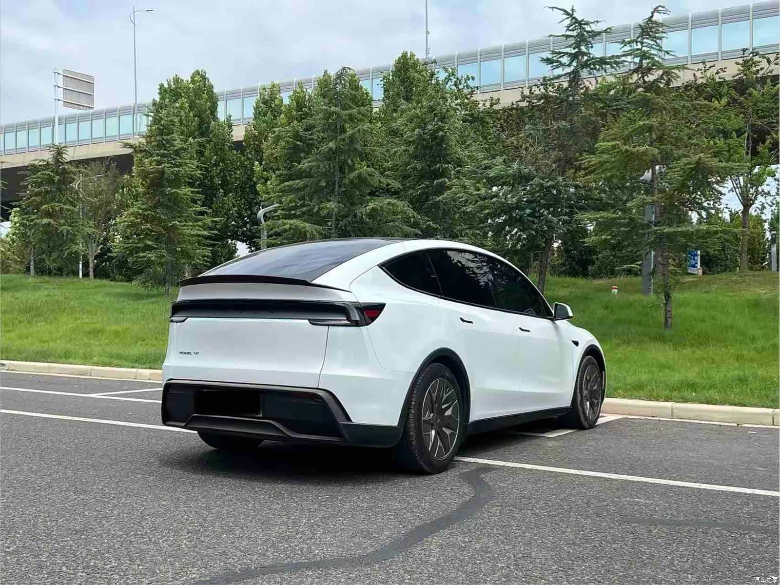 Tesla Model Y, 2025 7