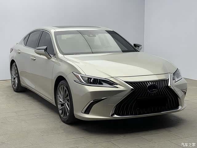 Lexus ES, 2020 3