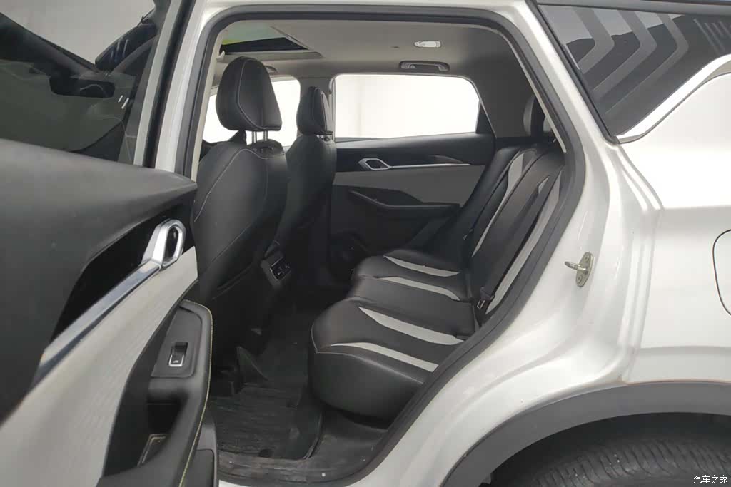 Geely Coolray, 2022 11