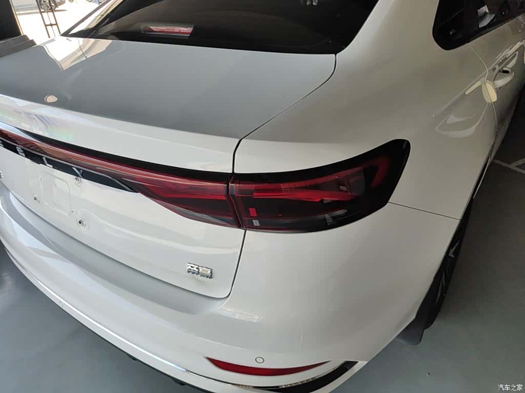 Geely Emgrand, 2025 8