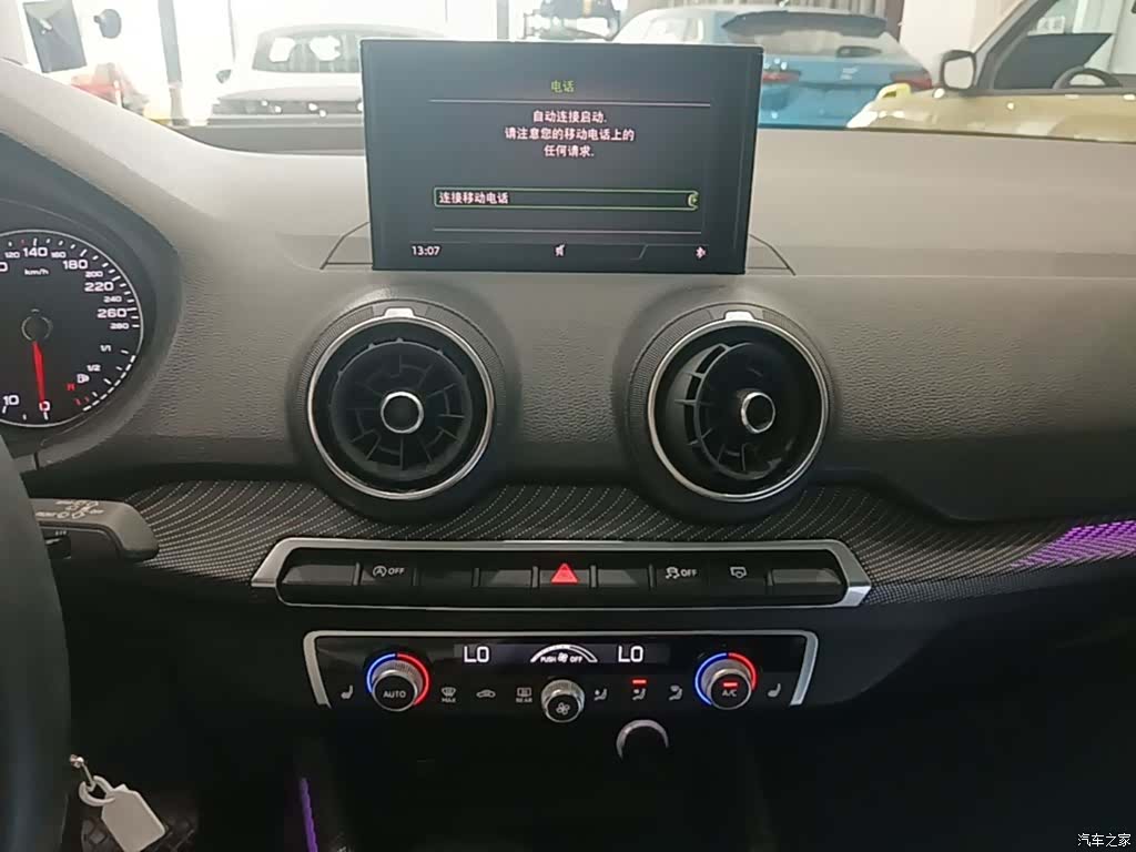 Audi Q2L, 2019 13