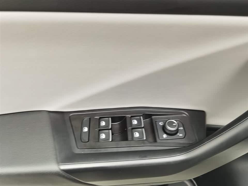 Volkswagen T-ROC exploring Songs