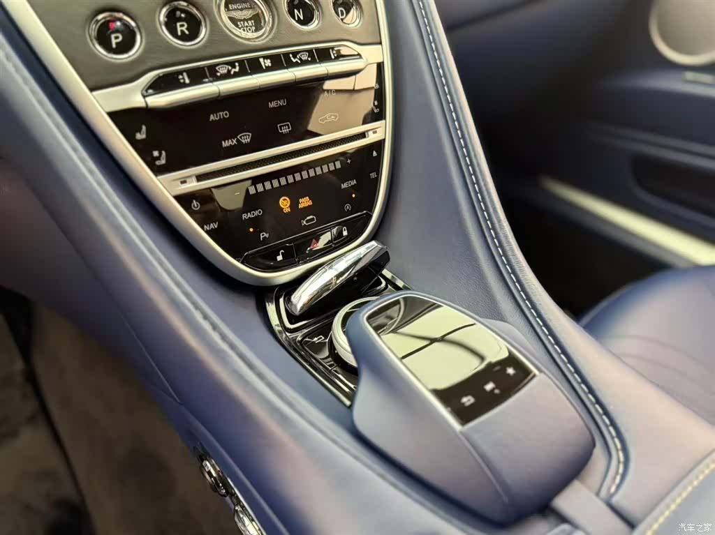 Aston Martin DB11, 2021 7