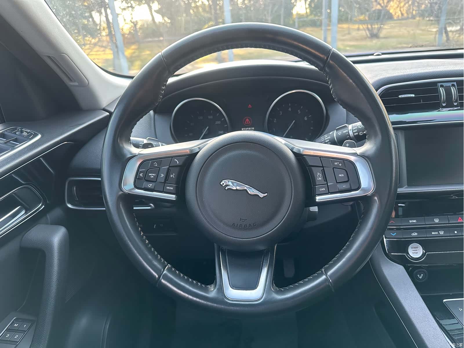 Jaguar F-PACE, 2018 11