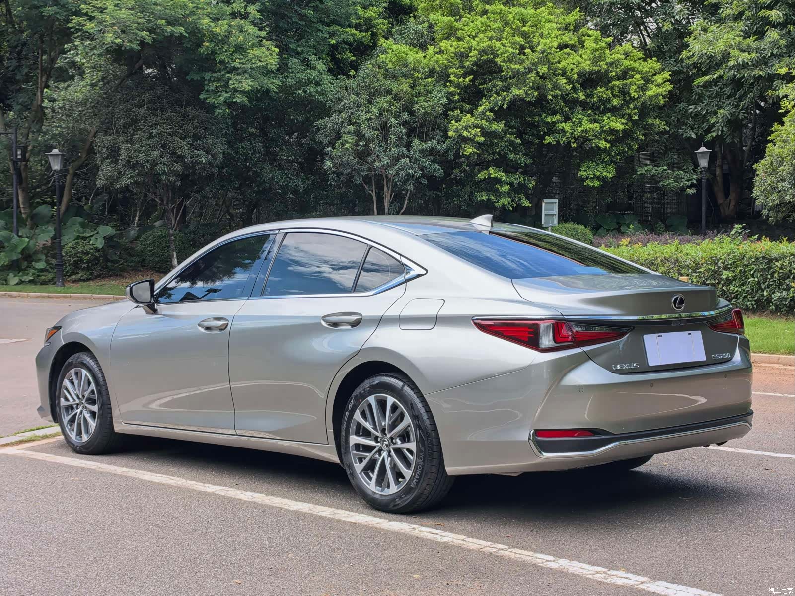 Lexus ES, 2024 9
