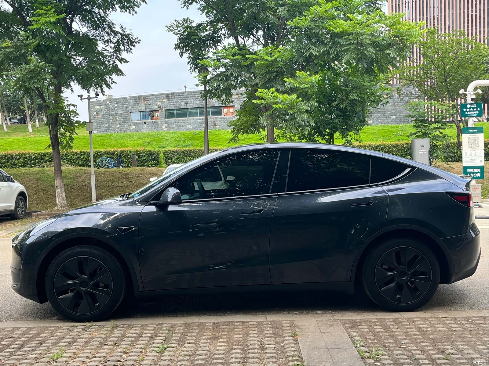 Tesla Model Y, 2024 4