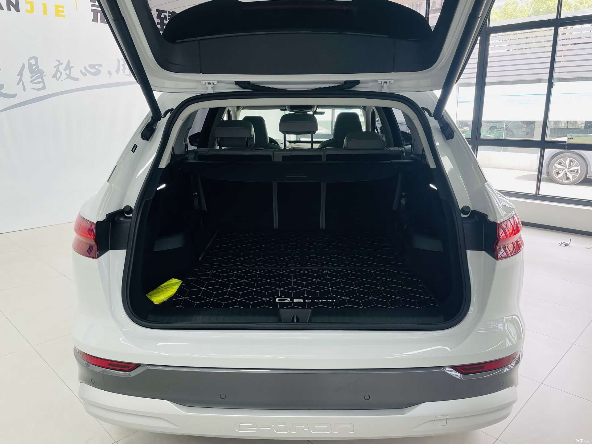 Audi Q5 e-tron, 2023 15