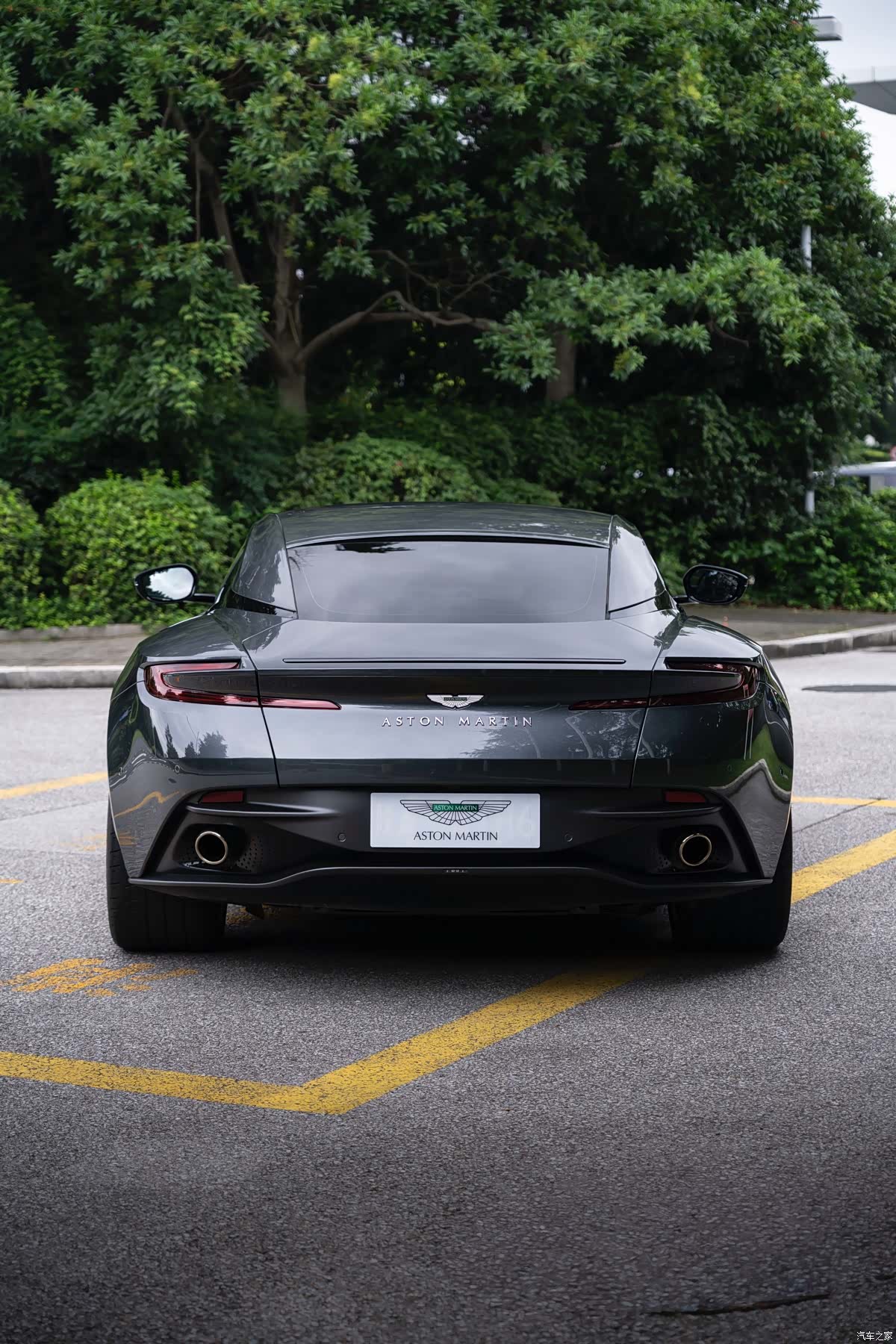 Aston Martin DB11, 2023 7
