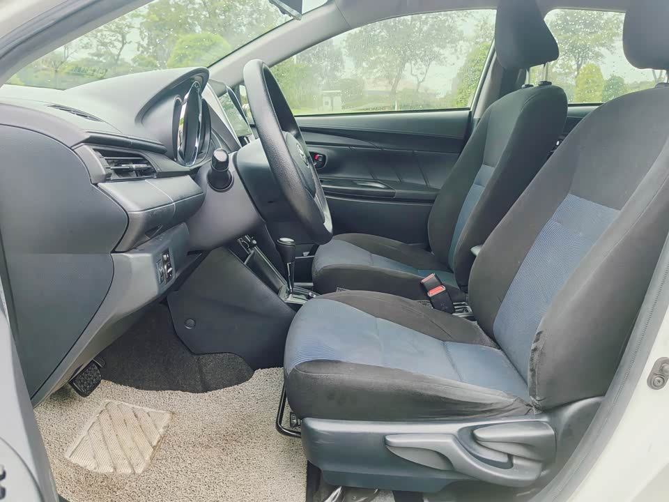 Toyota YARiS L to enjoy