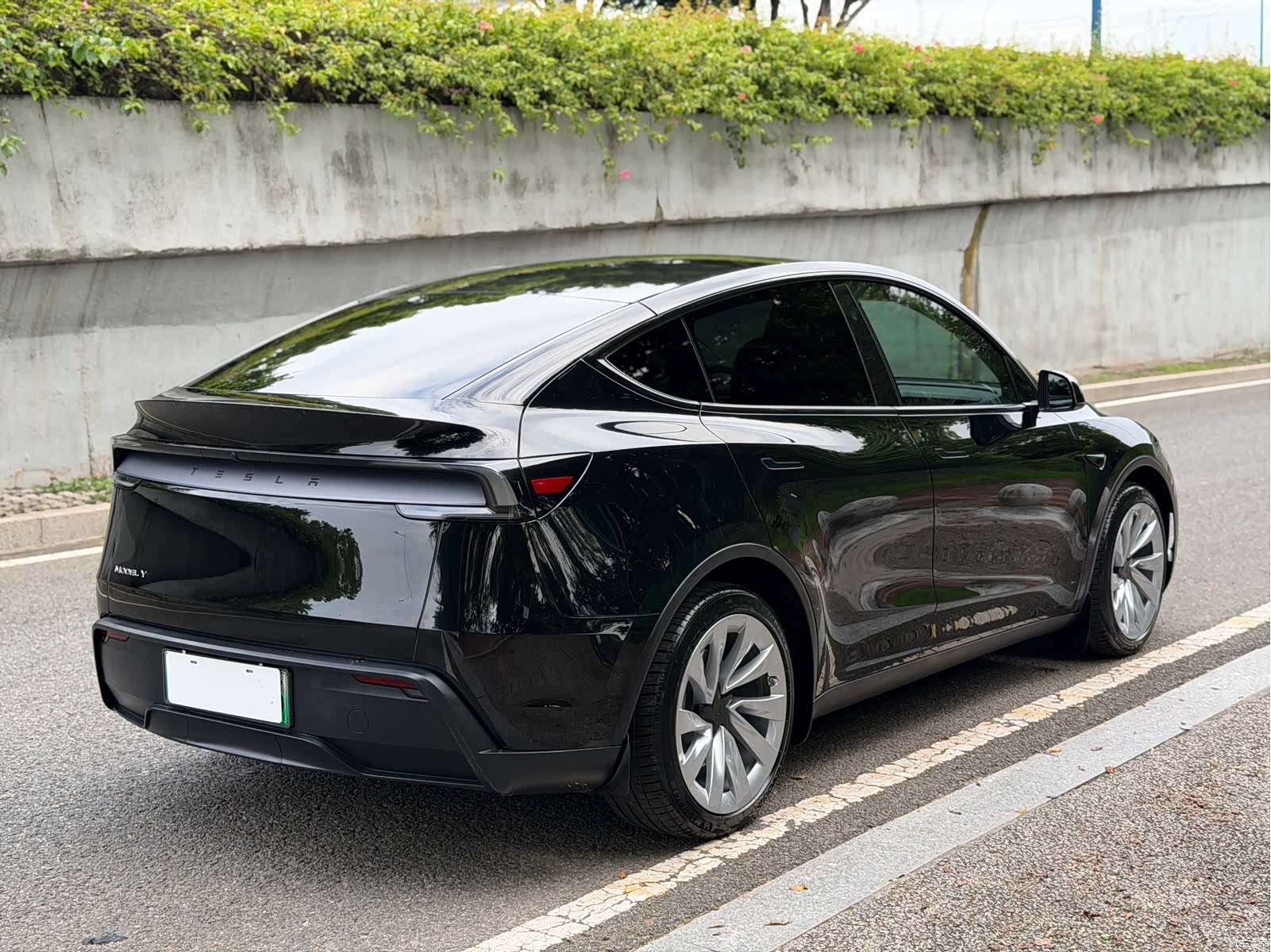 Tesla Model Y, 2025 8