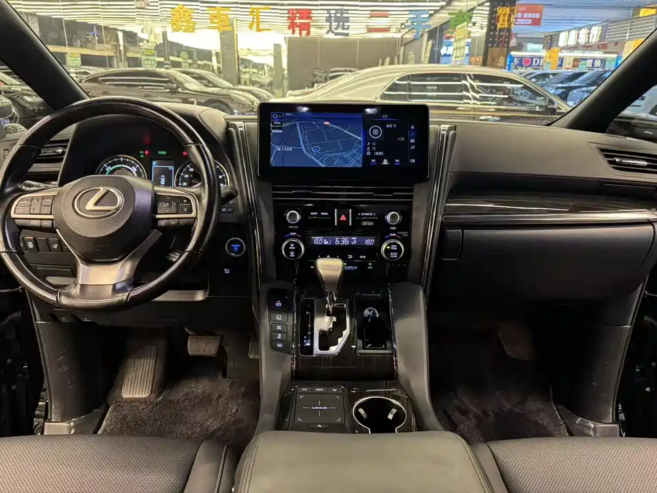 Lexus LM