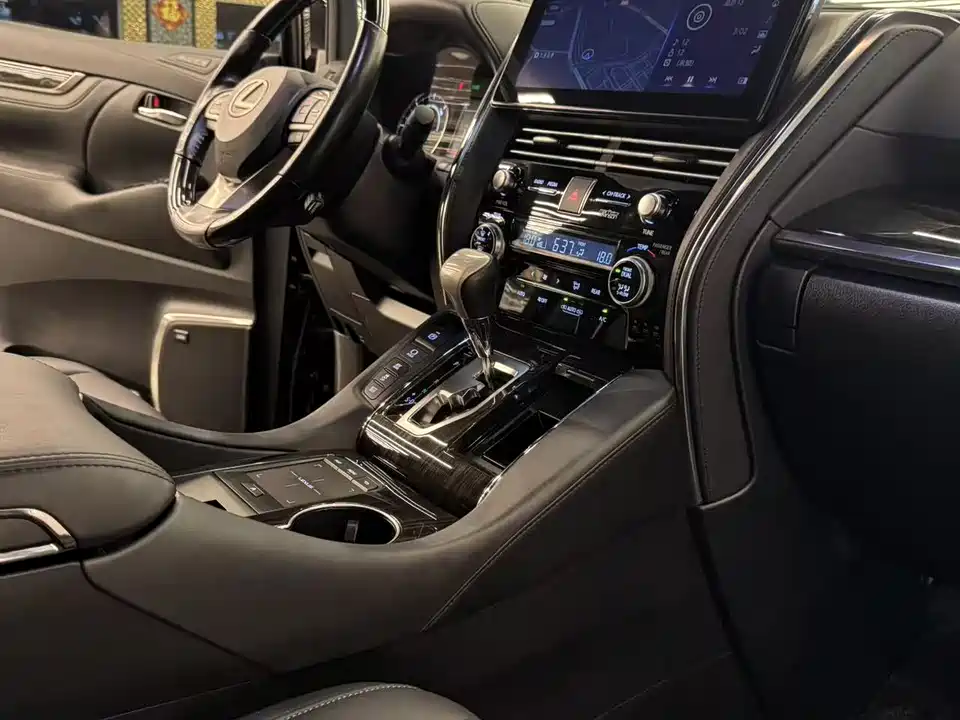 Lexus LM