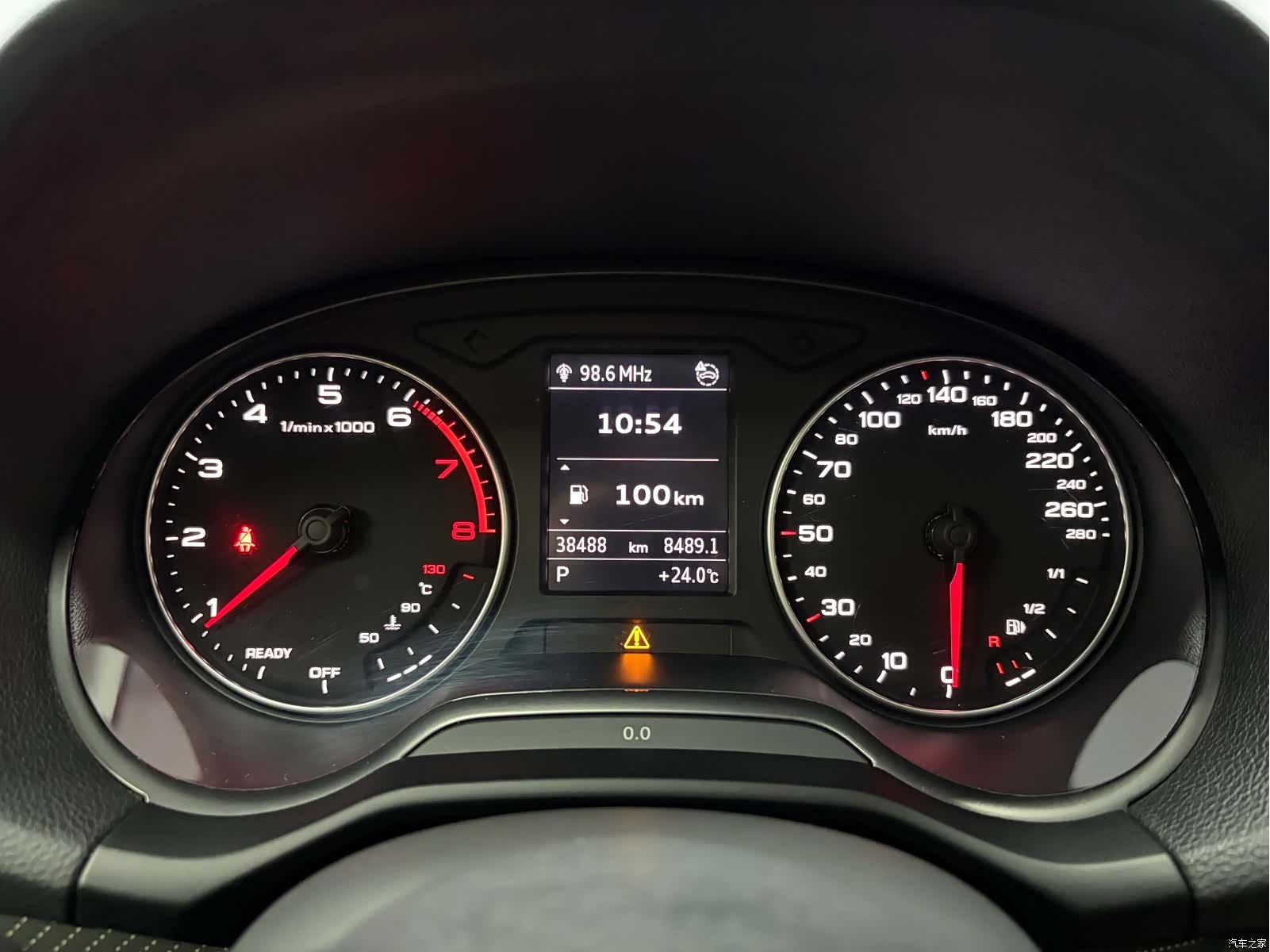 Audi Q2L, 2023 все фото