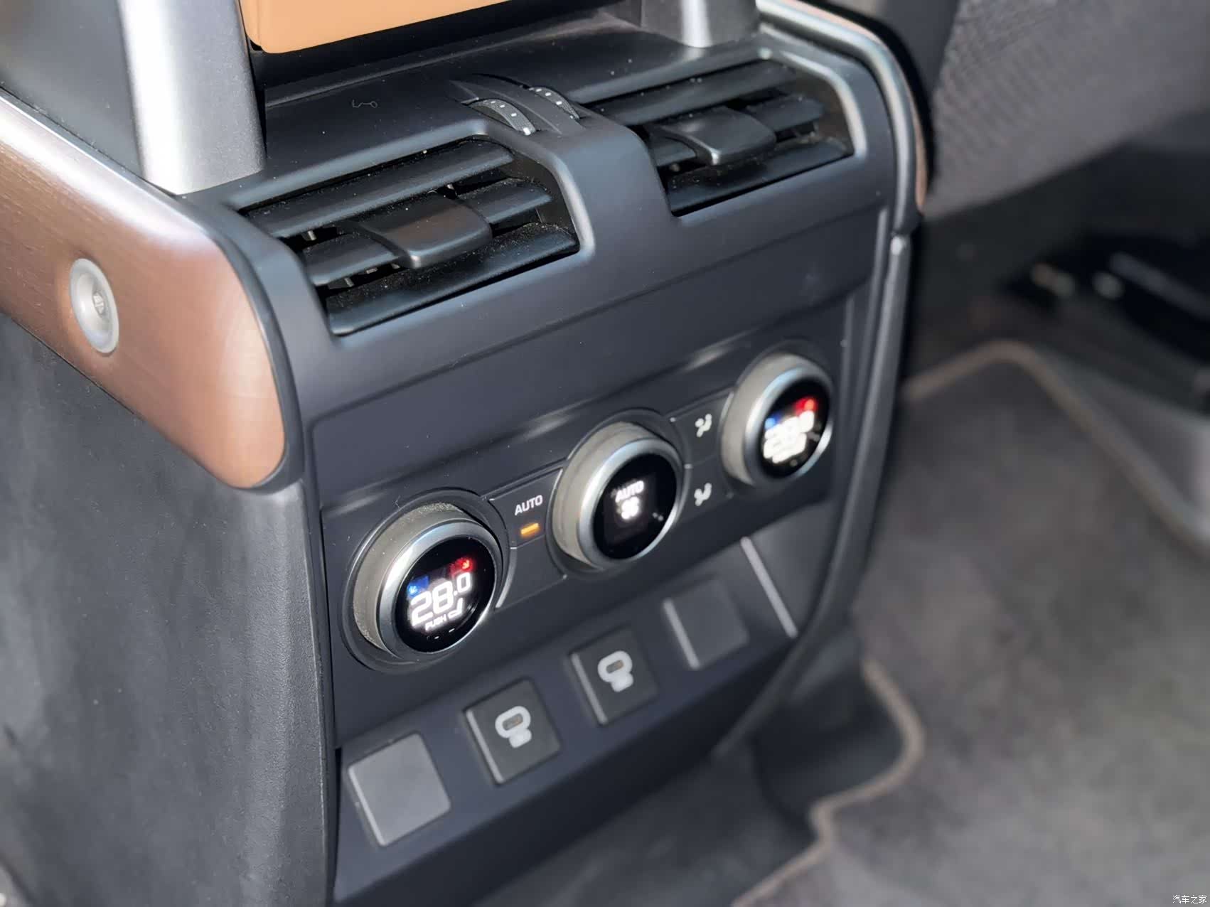 Land Rover Defender, 2024 13