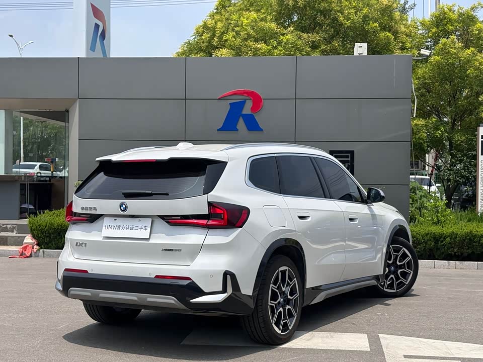 BMW iX1
