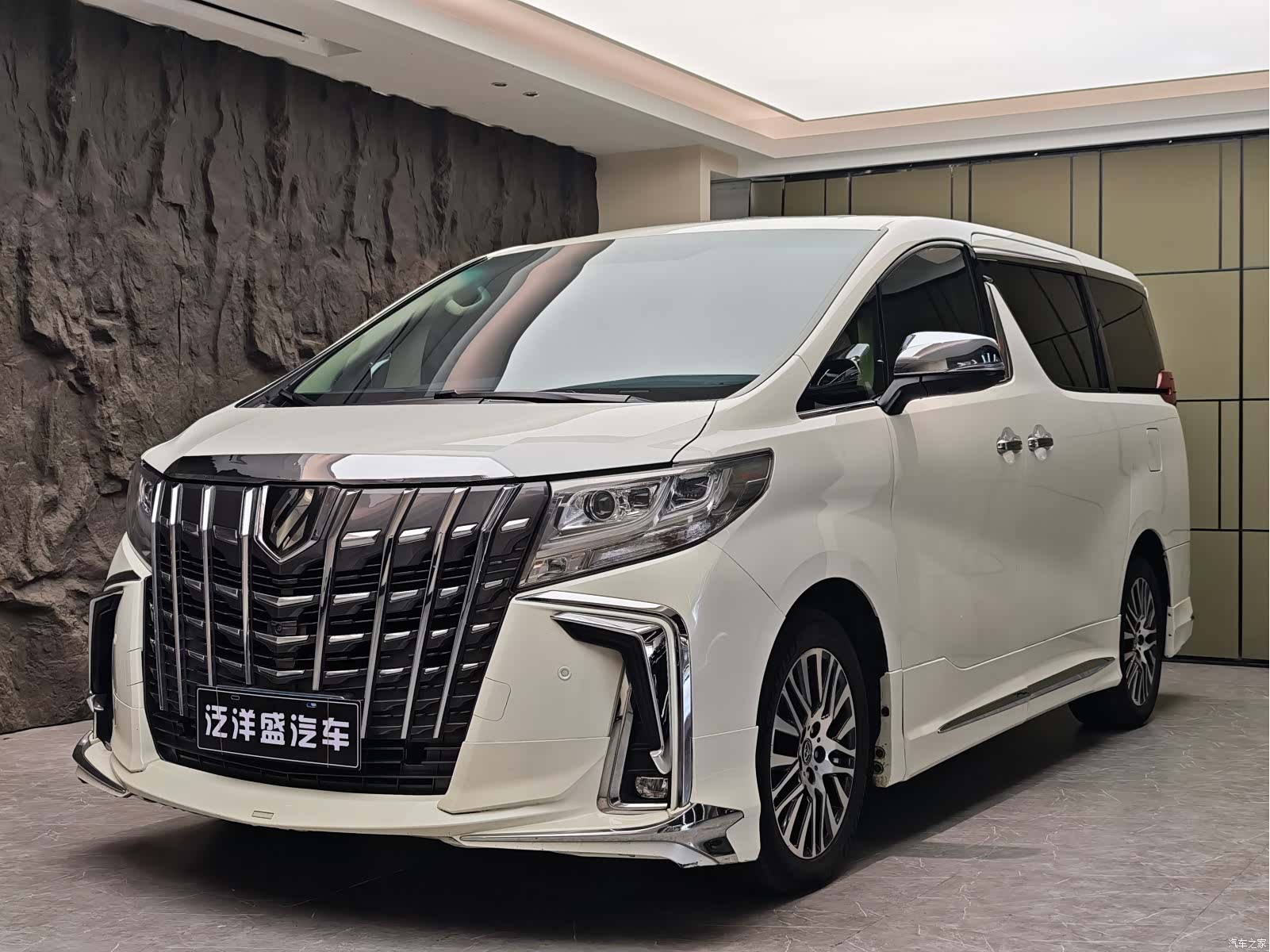 Toyota Alphard, 2018 1