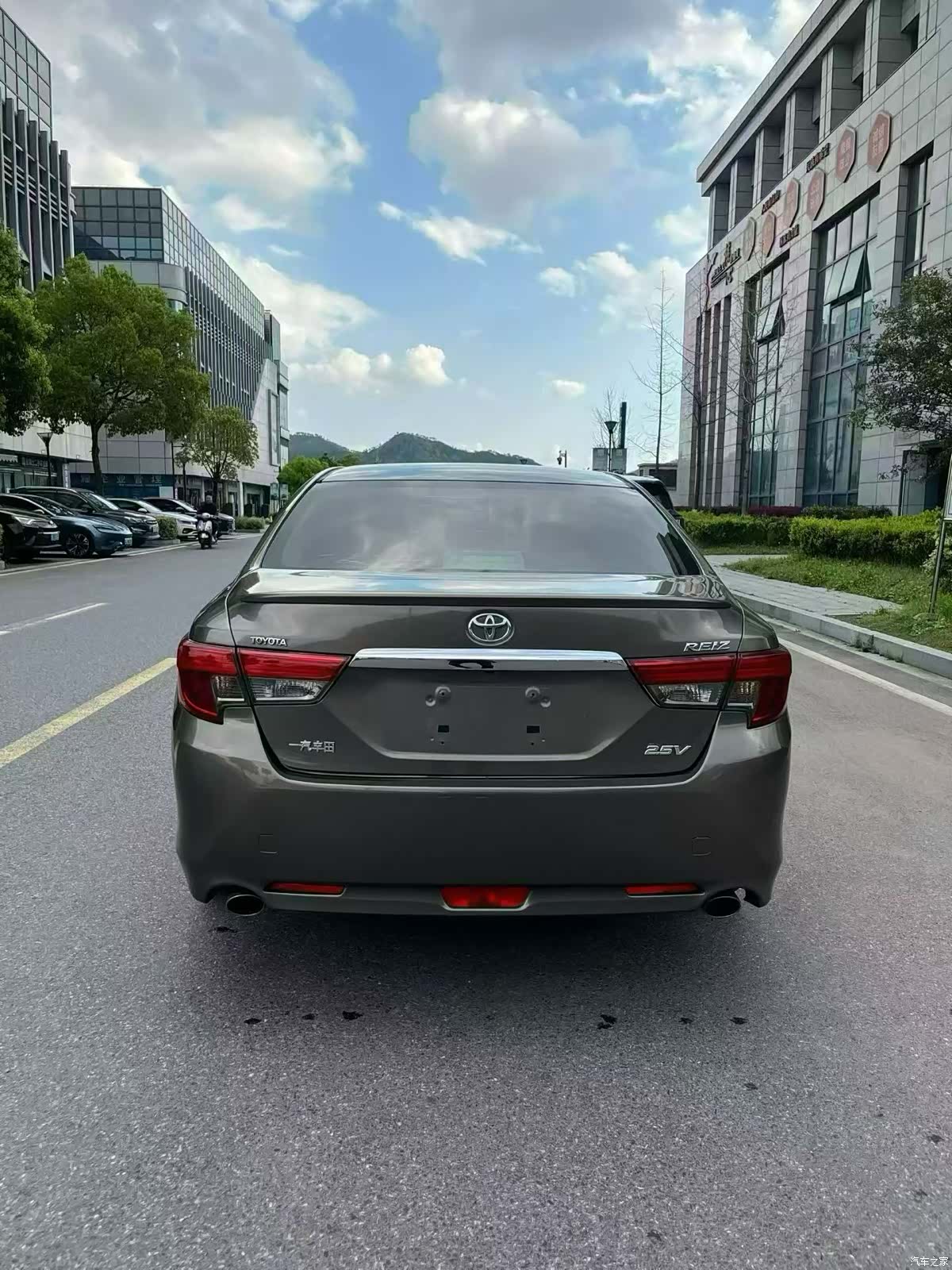 Toyota 2.5V, 2015 14