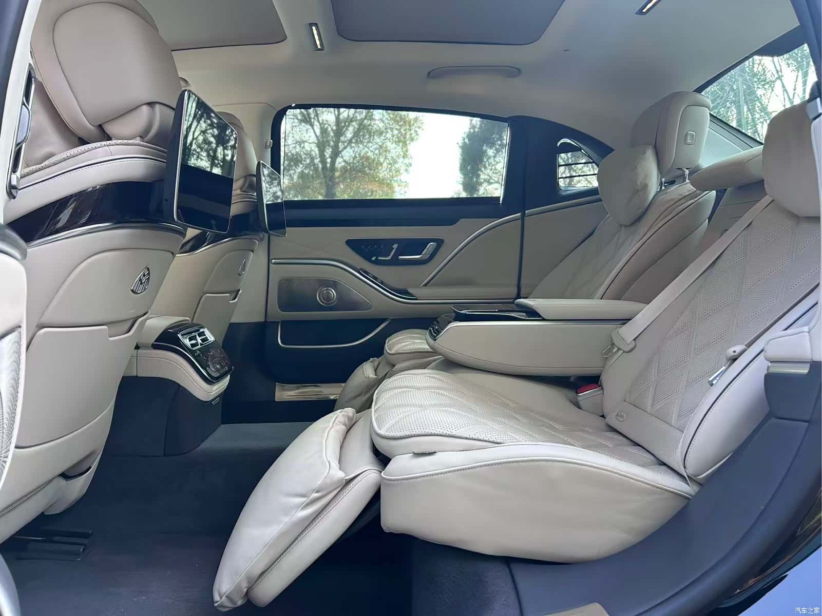 Maybach S-Class, 2023 12