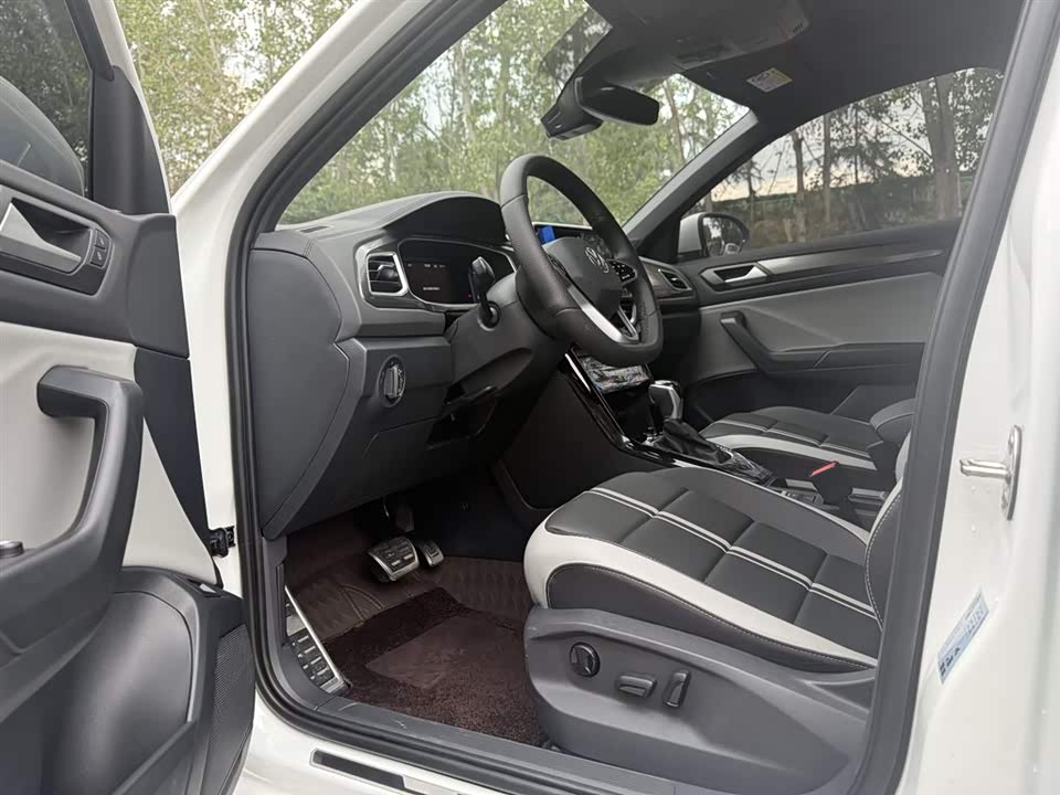 Volkswagen T-ROC exploring Songs