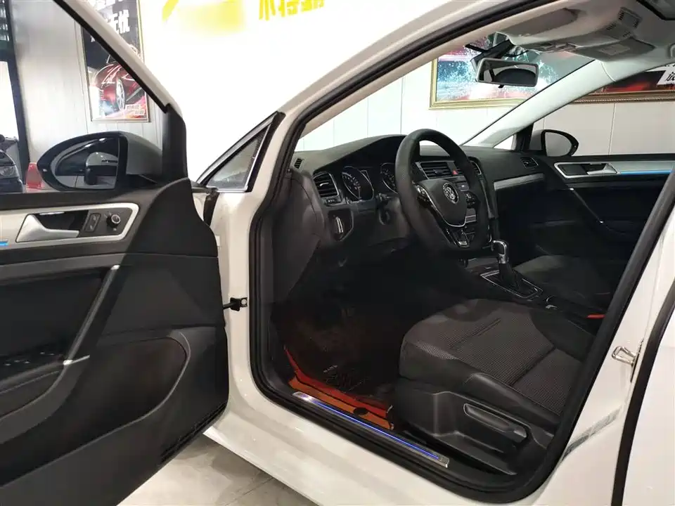 Volkswagen Golf*pure electricity