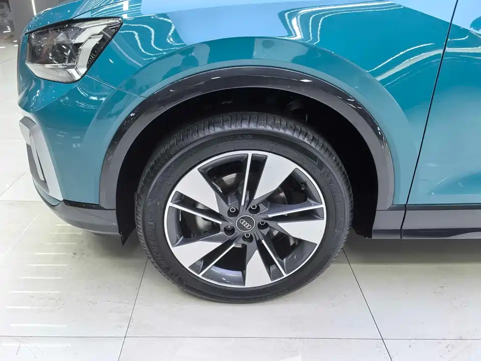 Audi Q2L
