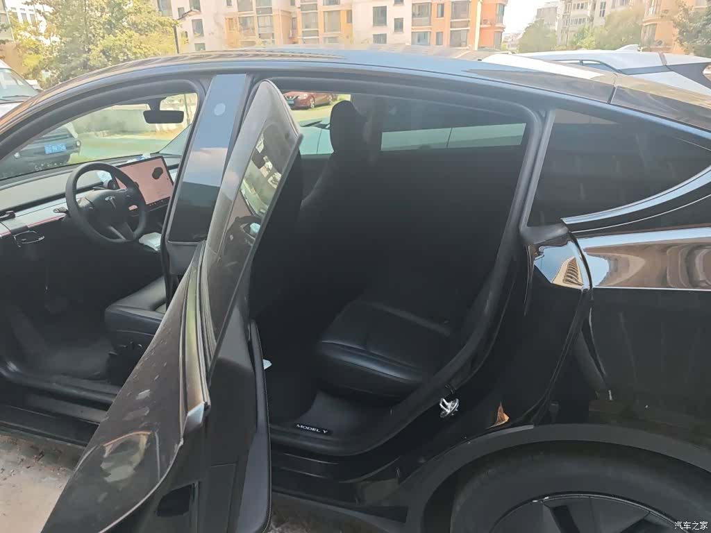 Tesla Model Y, 2023 13