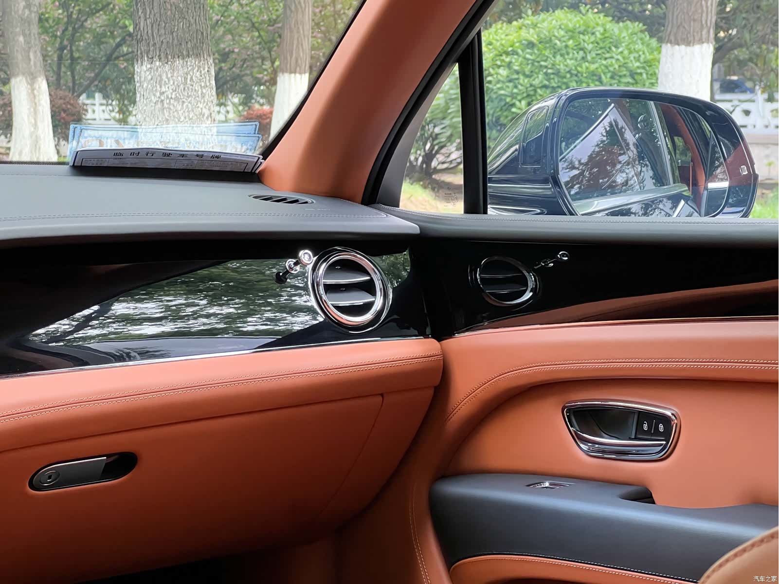 Bentley Bentayga, 2023 16