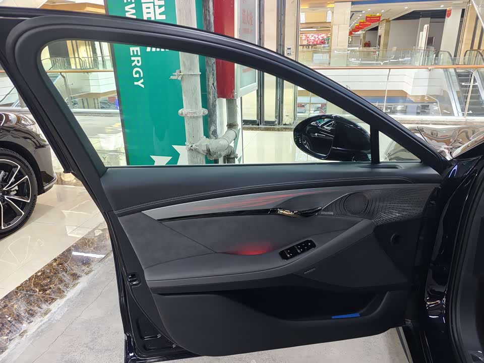 VOYAH Lantu chasing light