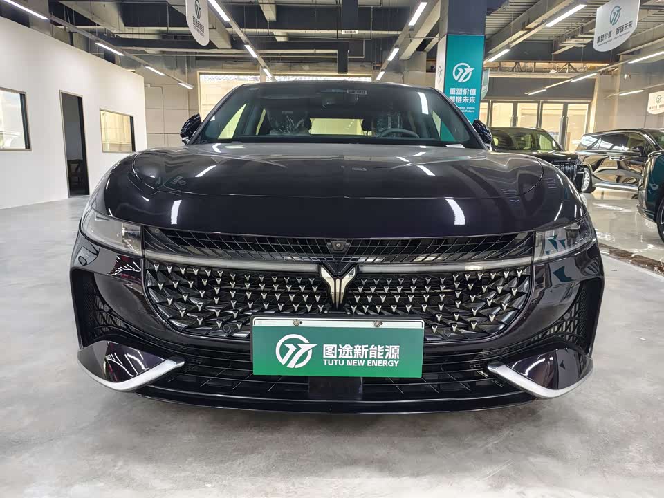 VOYAH Lantu chasing light