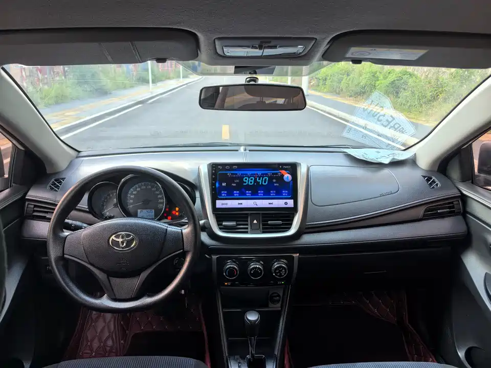 Toyota YARiS L to enjoy