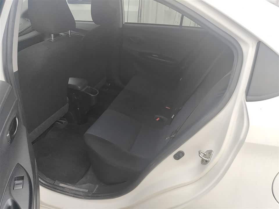 Toyota YARiS L to enjoy