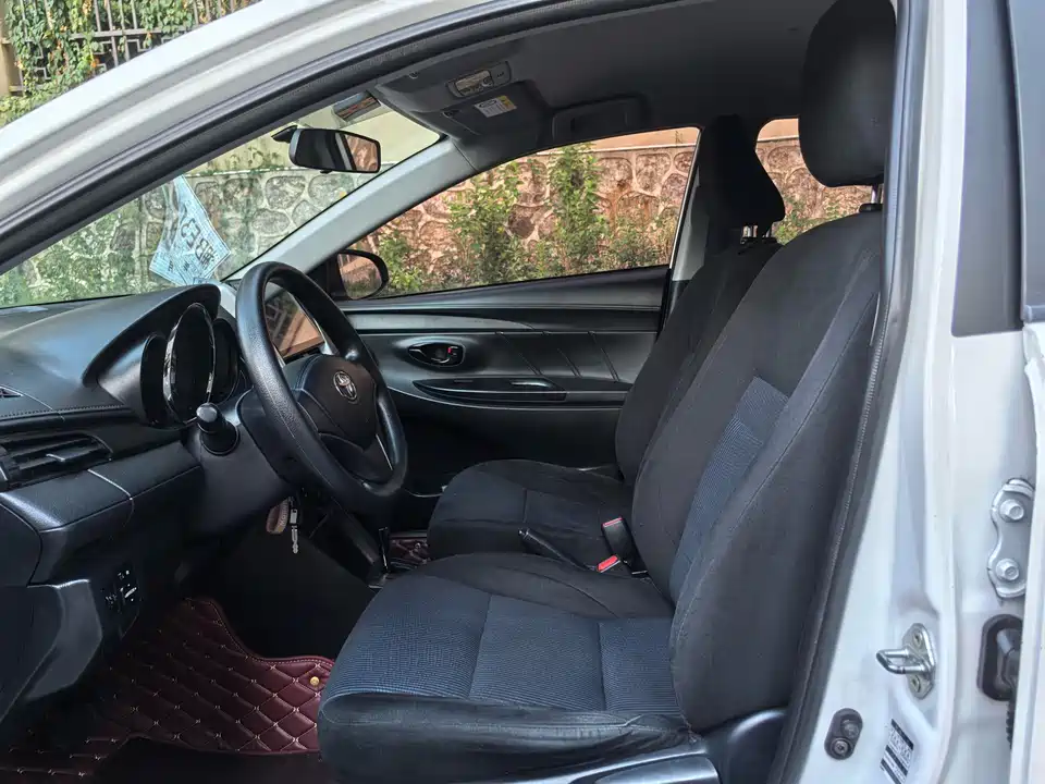 Toyota YARiS L to enjoy