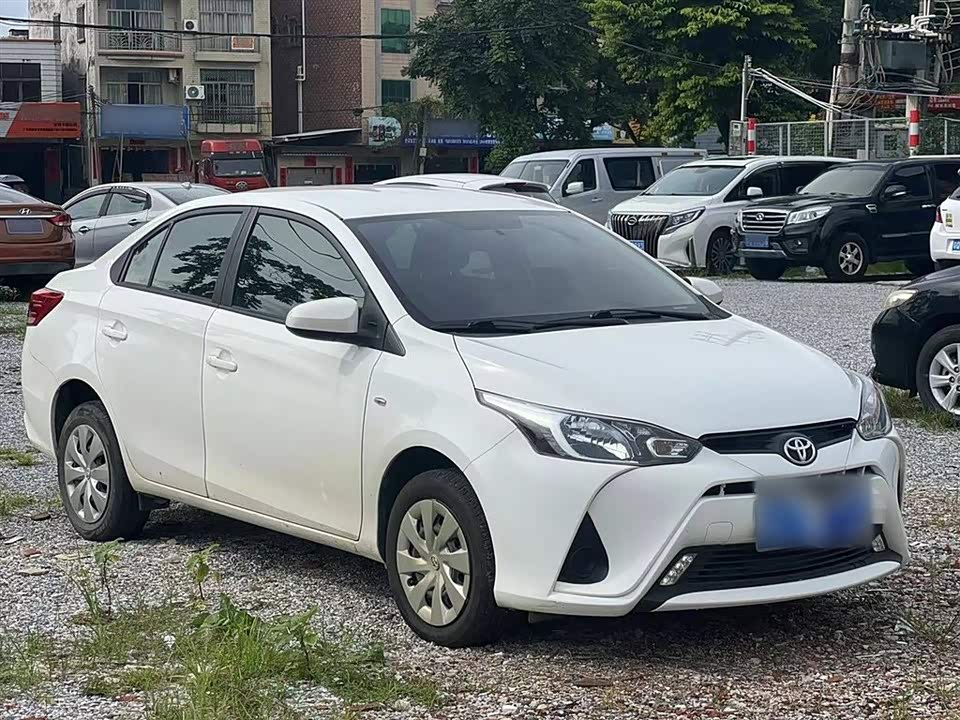 Toyota YARiS L to enjoy