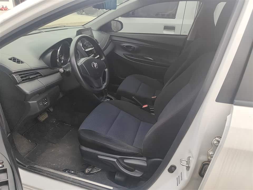 Toyota YARiS L to enjoy