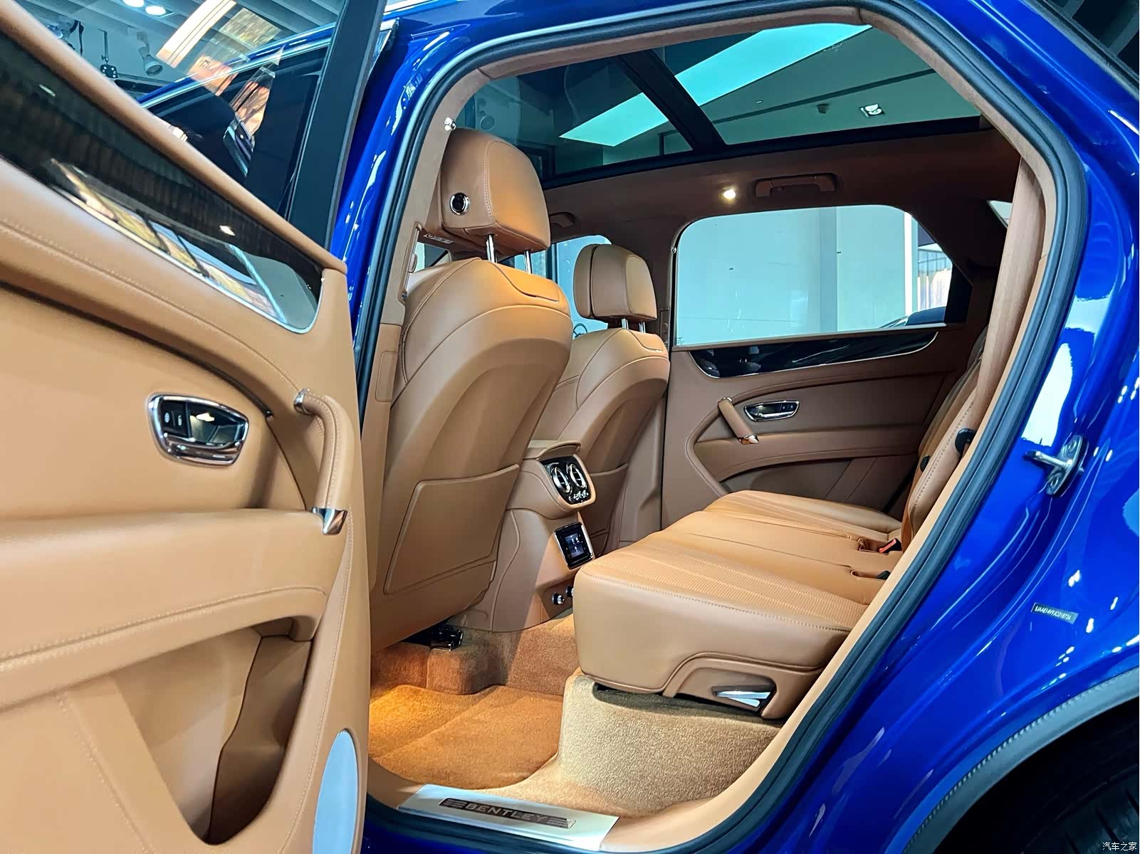 Bentley Bentayga, 2017 13