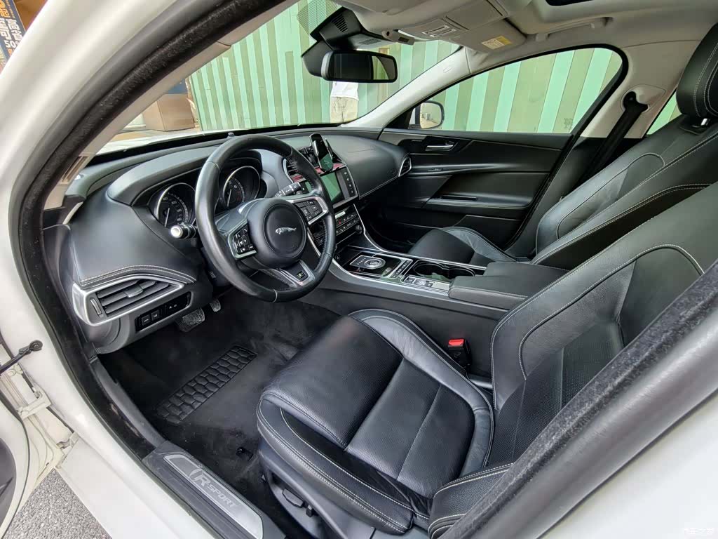 Jaguar XE, 2016 12