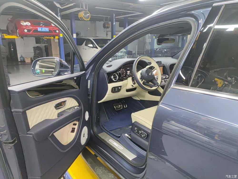 Bentley Bentayga, 2023 4