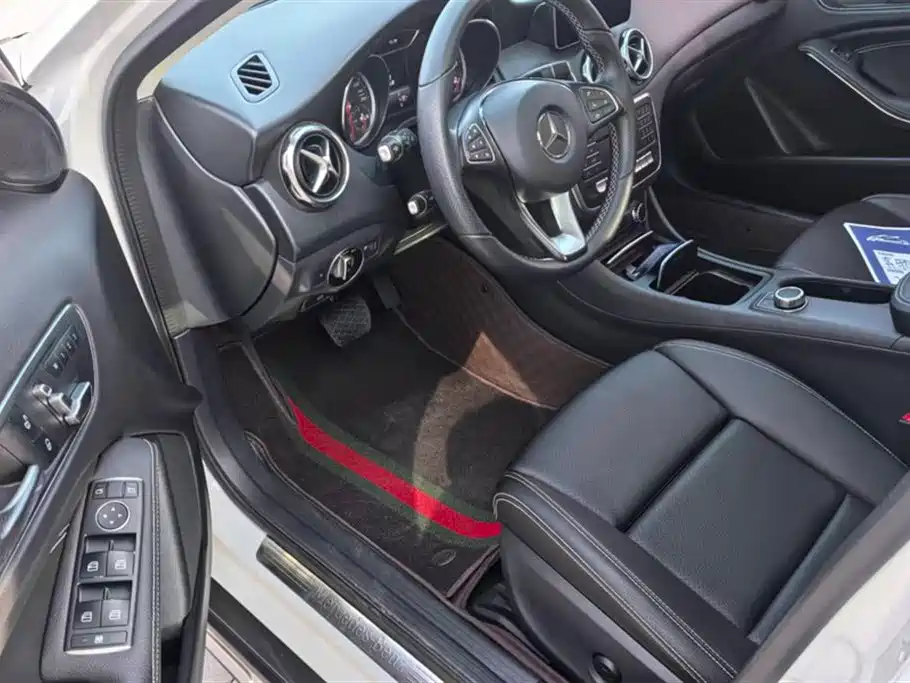 Mercedes-Benz GLA Mercedes-Benz GLA
