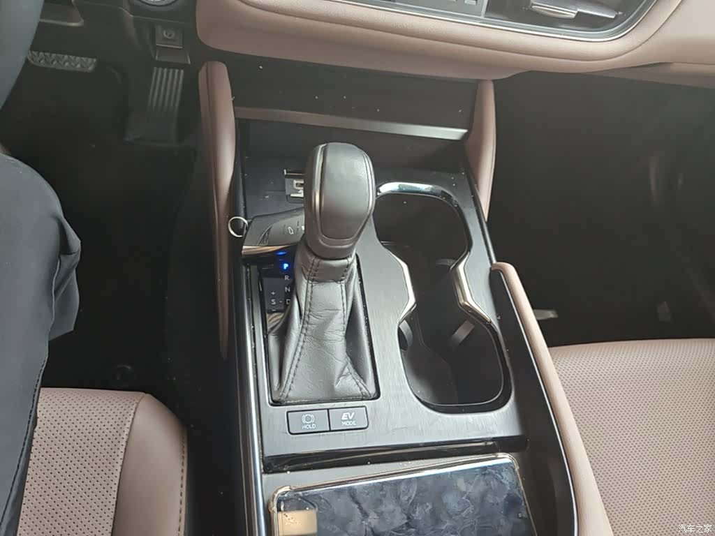 Lexus ES, 2025 14