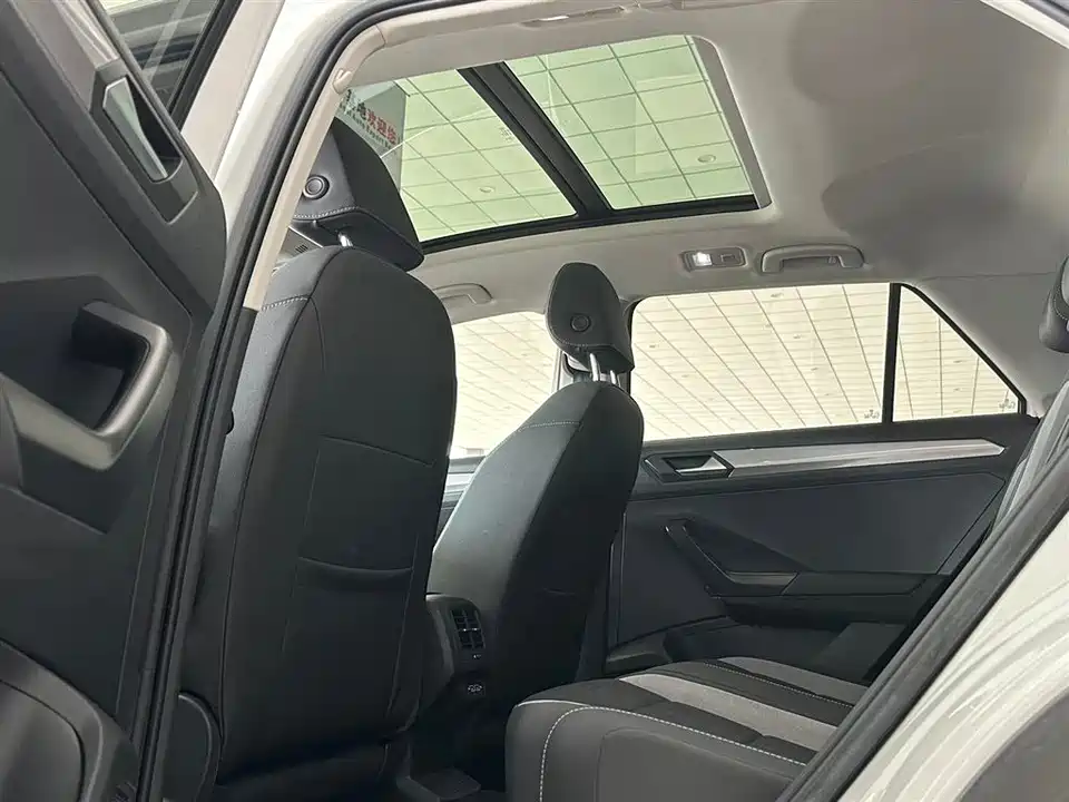 Volkswagen T-ROC exploring Songs