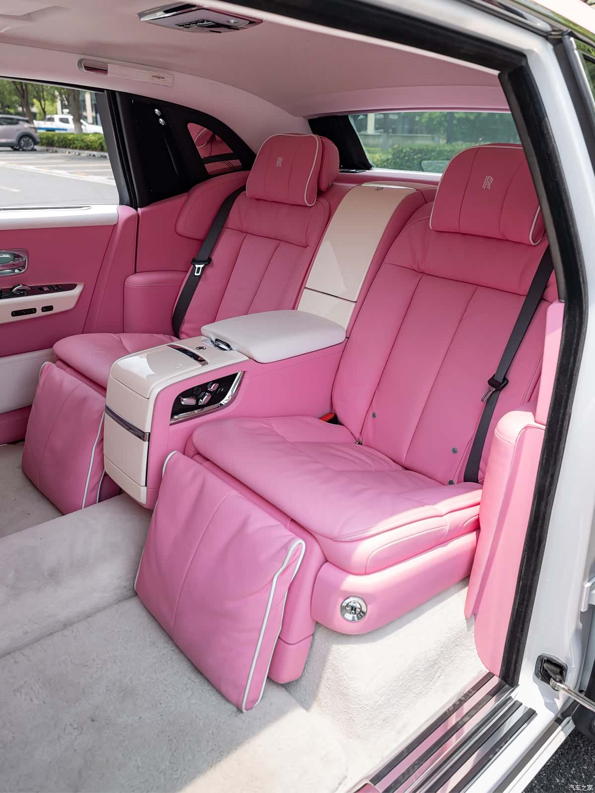 Rolls-Royce Phantom, 2022 24
