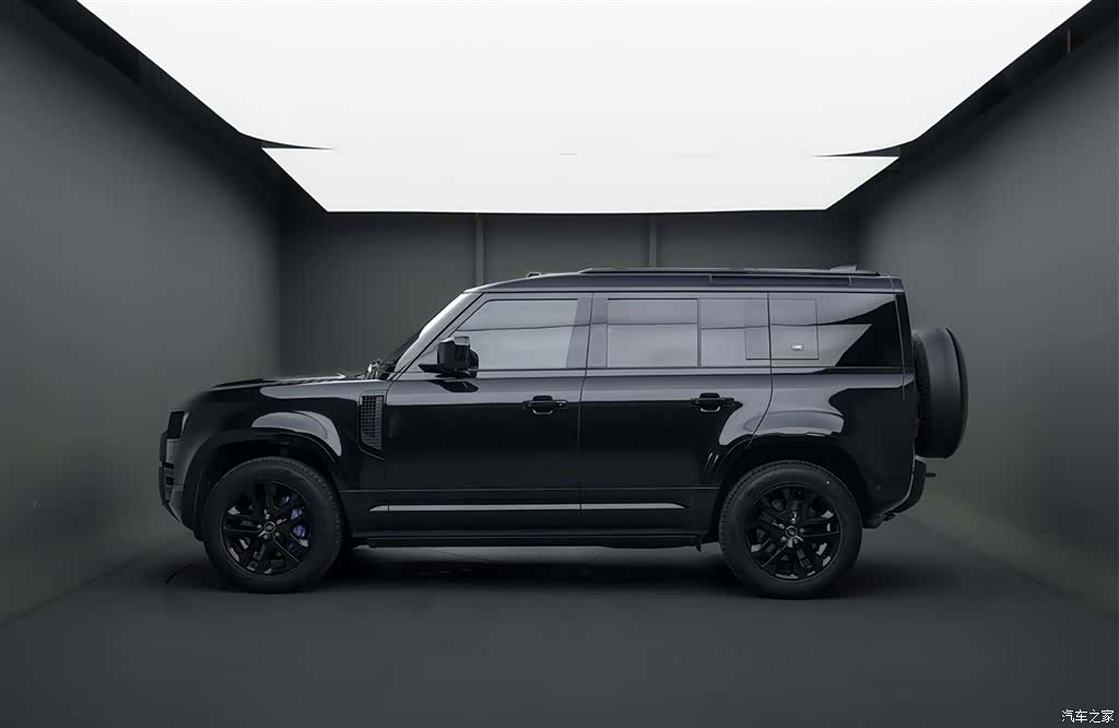 Land Rover Defender, 2023 3