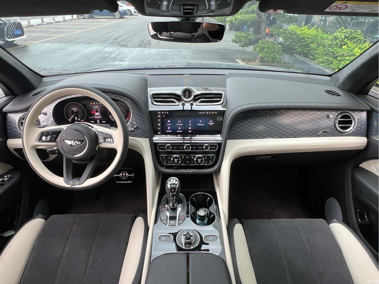 Bentley Bentayga, 2023 18