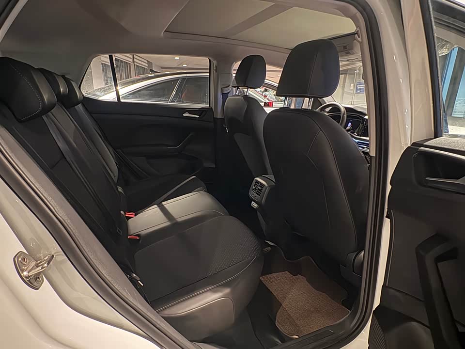 Volkswagen Exploring the shadow