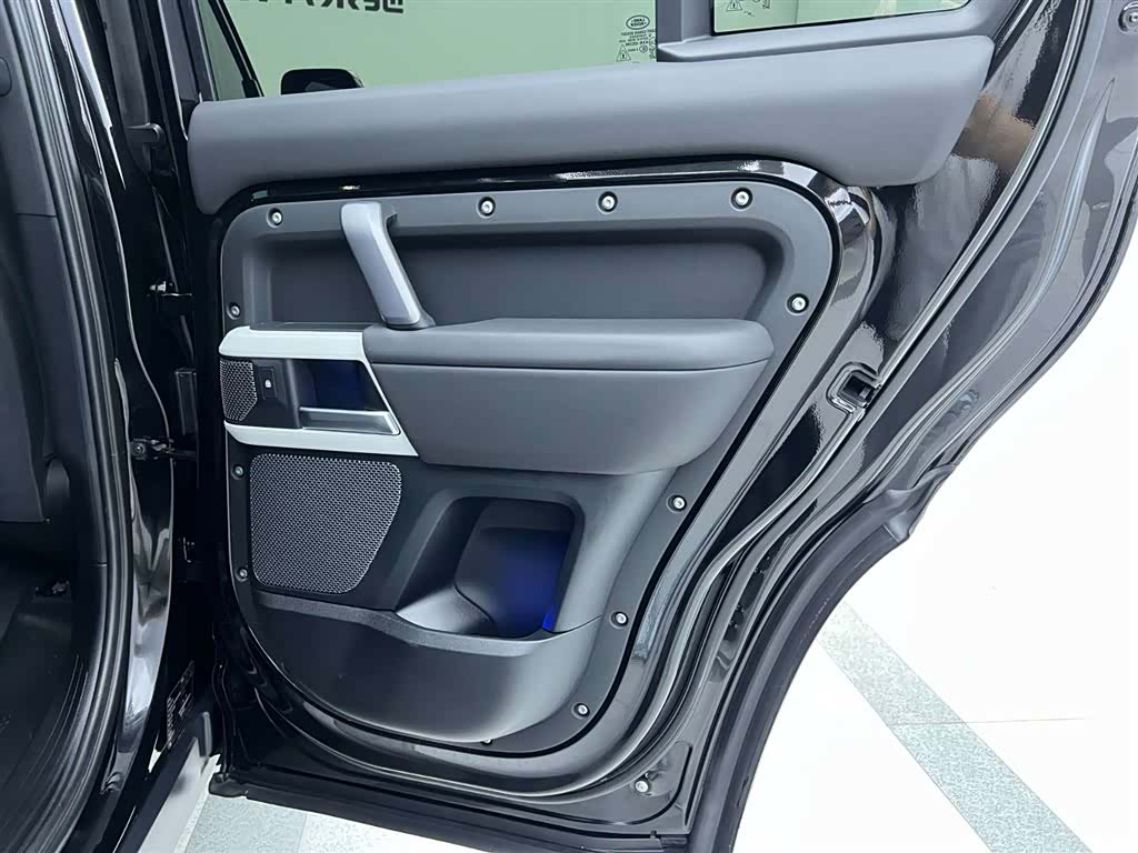 Land Rover Defender, 2024 28