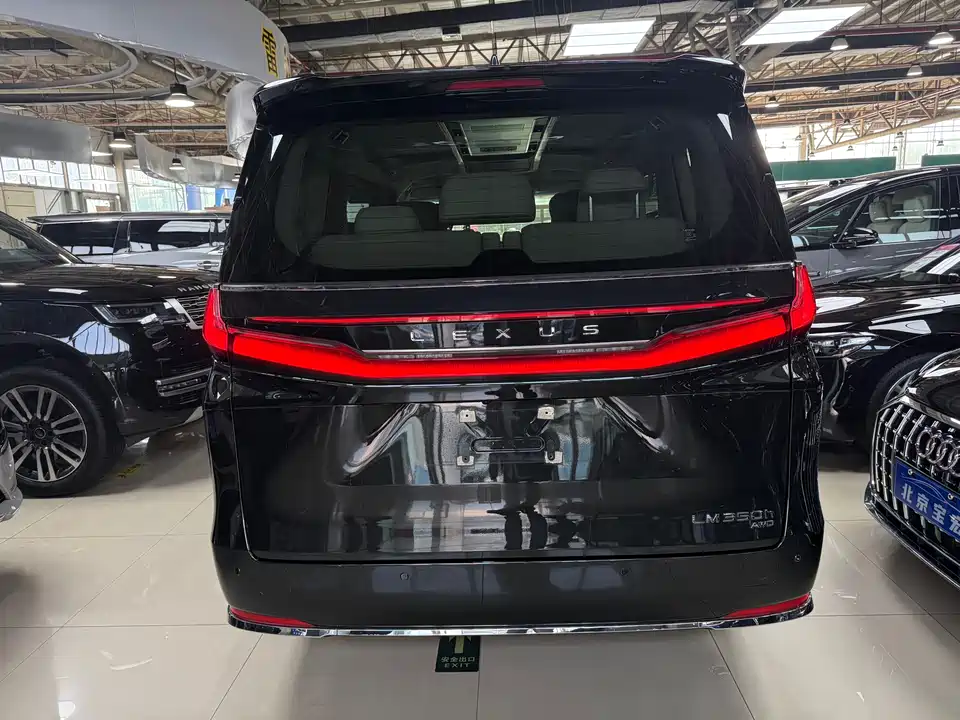 Lexus LM