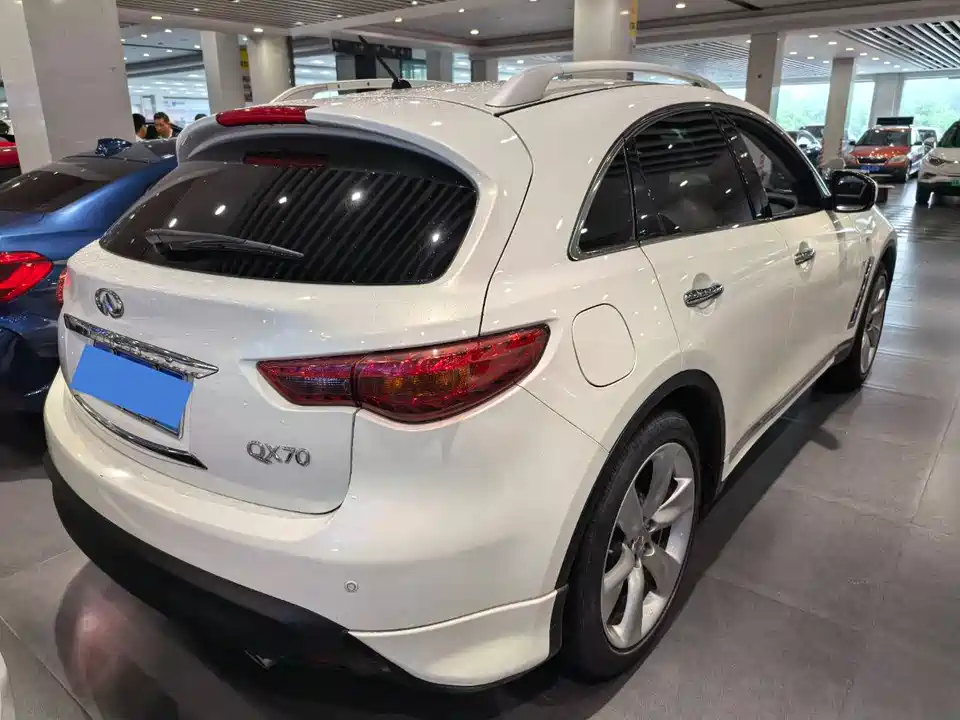 Infiniti QX70