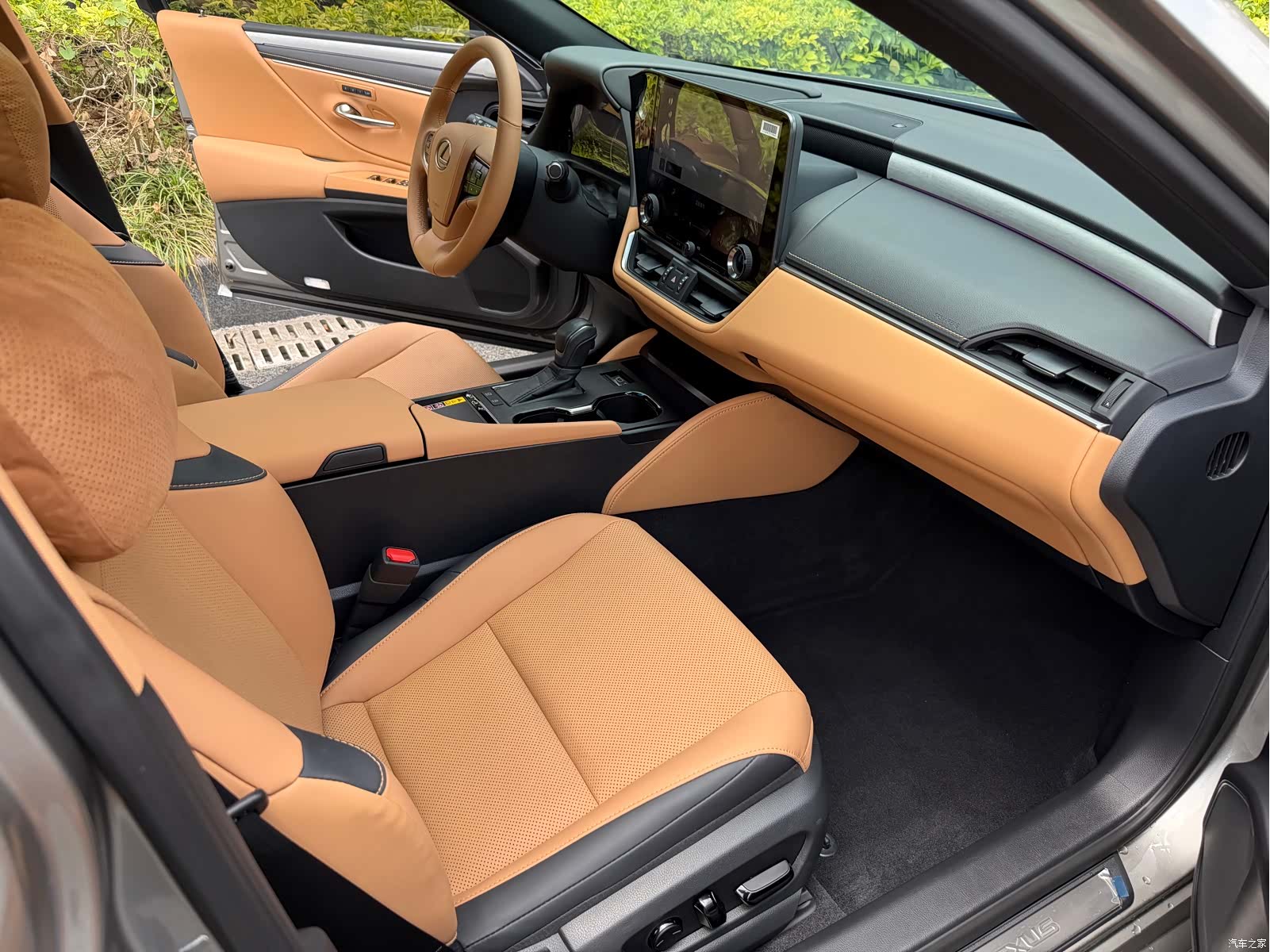 Lexus ES, 2025 11