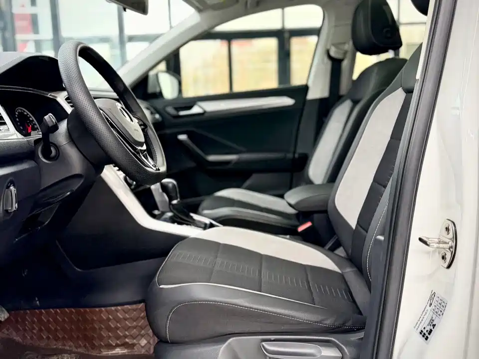 Volkswagen T-ROC exploring Songs